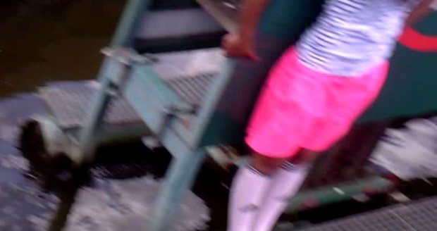 Dívka zachraňovala na Vltavě kachně. Skončila uvězněná na vodě, pomohli jí strážníci