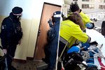 Policisté zachránili v Karlíně 30letou ženu. Do bytu se dostali pomocí hydrauliky.