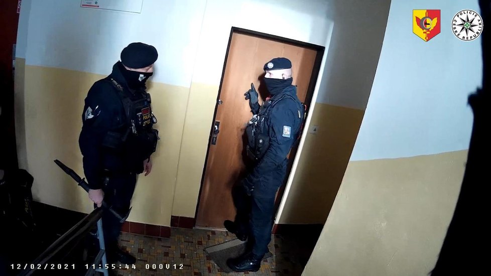 Policisté zachránili v Karlíně 30letou ženu. Do bytu se dostali pomocí hydrauliky.