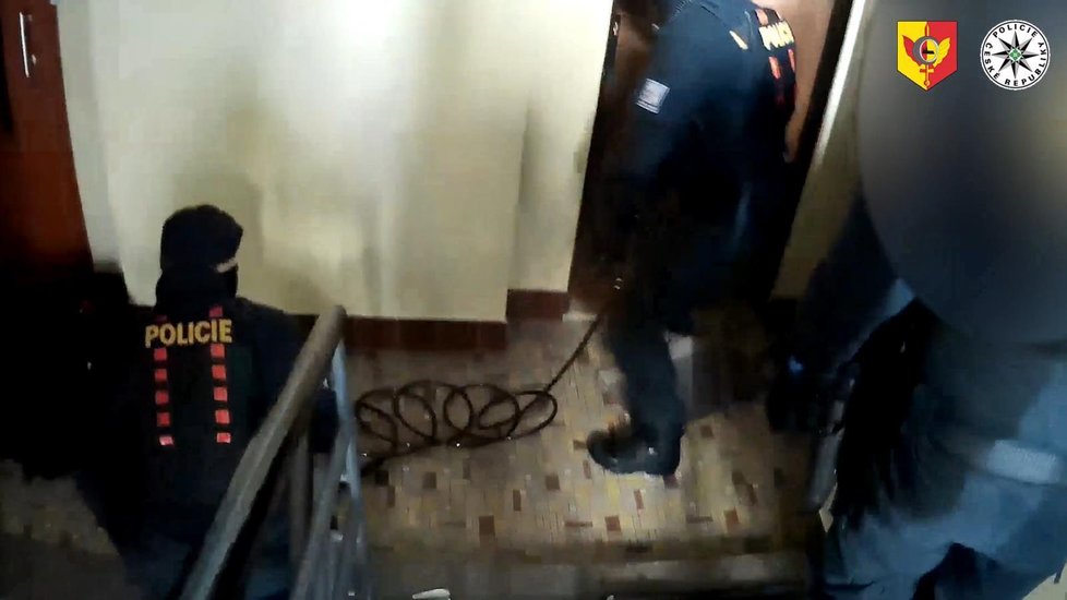 Policisté zachránili v Karlíně 30letou ženu. Do bytu se dostali pomocí hydrauliky.