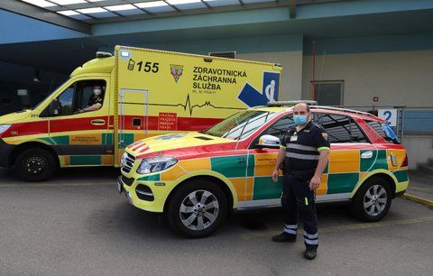 VIDEO: Hlasité díky zdravotníkům! Na jejich počest se rozezněly zvony i houkačky, takhle děkovali v Praze