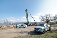 Tragédie u Zadní Třebaně: Na dělníky spadl sloup vysokého napětí, jeden zemřel! Provoz na trati stojí