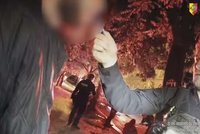 Zfetovaný a opilý řidič skútru ujížděl policii Prahou: Po cestě ztratil spolujezdkyni!