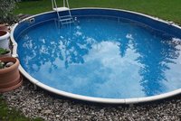 Voda v bazénu se kvůli horku může hodně zhoršit. Pražské vodovody doporučují pravidelnou kontrolu
