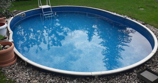 Tragédie v Nováčanech: Chlapeček (10) se utopil v bazénu na zahradě