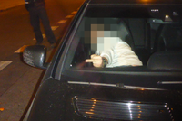 Groteska v centru Prahy: Opilec zaparkoval v protisměru, ustlal si vedle auta a pak usnul