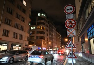 Pražský magistrát přeškrtnutím nechal zneplatnit značky zakazující noční vjezd do části Starého Města, které tam nechala instalovat Praha 1, aby omezila hluk rušící místní obyvatele. (24. listopadu 2023)