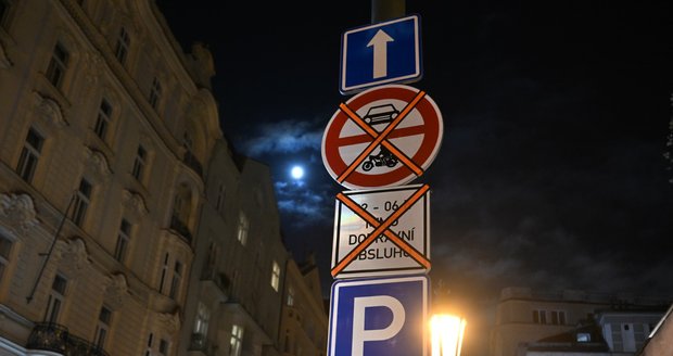 Značky zakazující vjezd do ulic centra hlavního města. (24. listopadu 2023 dopoledne)
