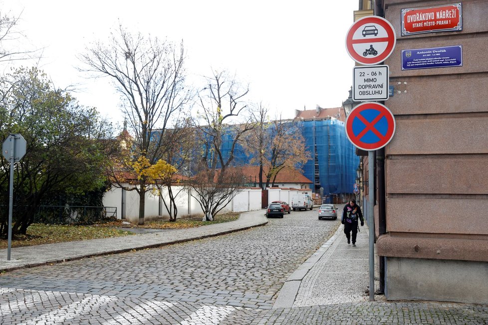 Značky zakazující vjezd do ulic centra hlavního města. (24. listopadu 2023 dopoledne)