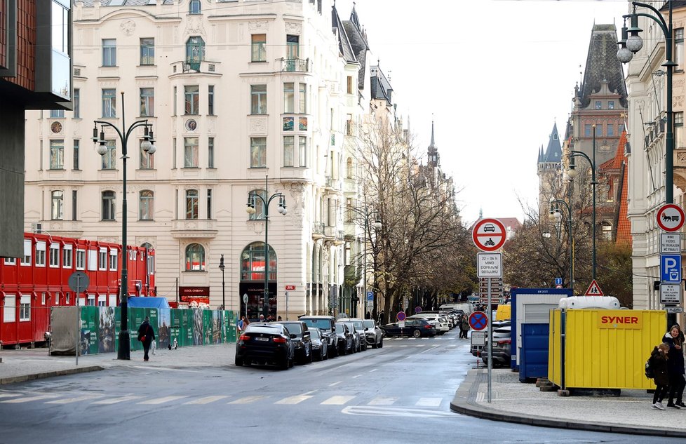 Značky zakazující vjezd do ulic centra hlavního města (24. listopadu 2023 dopoledne)