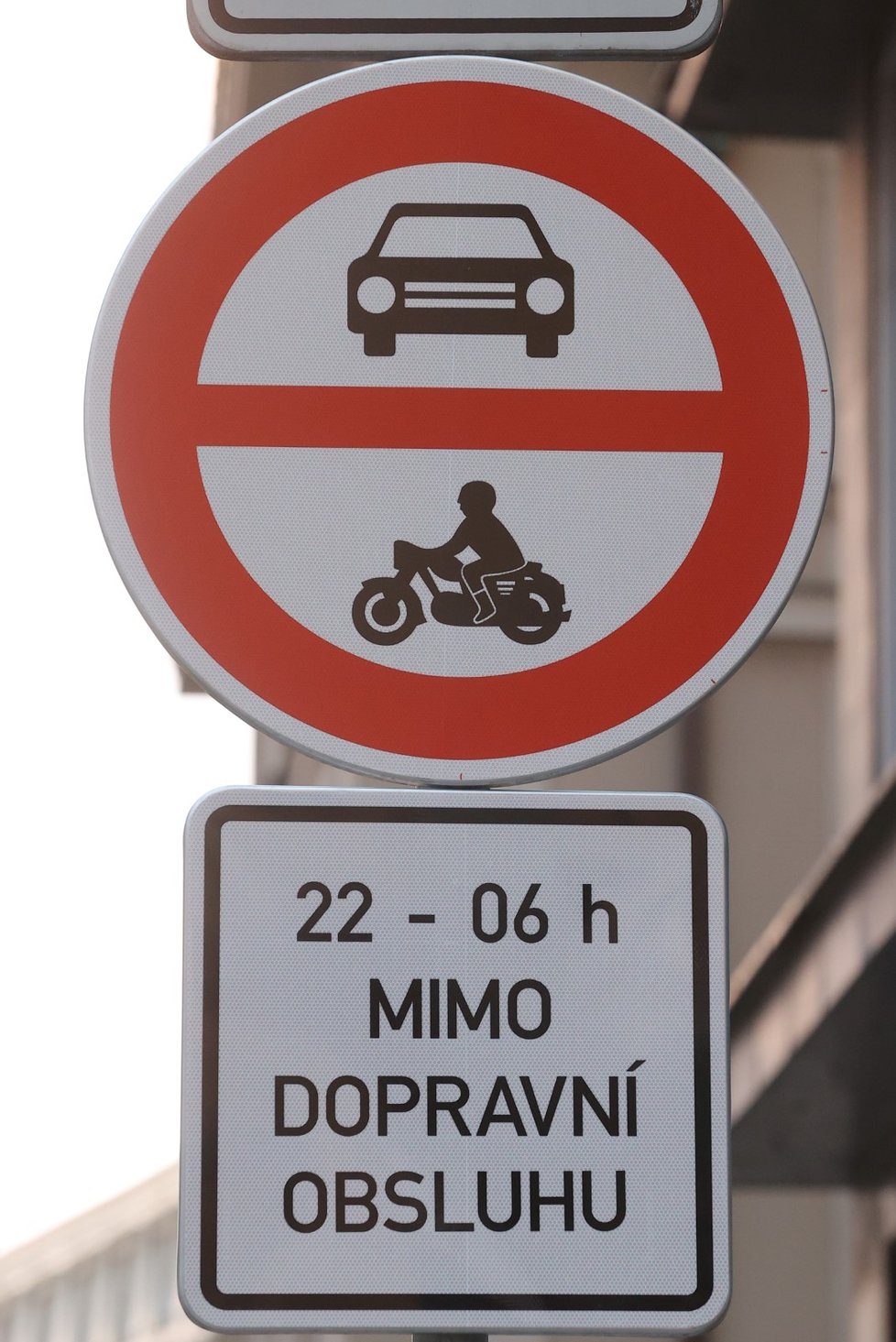 Značky zakazující vjezd do ulic centra hlavního města (24. listopadu 2023 dopoledne)
