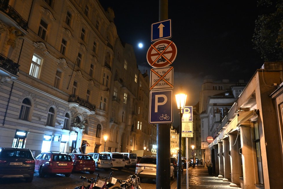 Pražský magistrát přeškrtnutím nechal zneplatnit značky zakazující noční vjezd do části Starého Města, které tam nechala instalovat Praha 1, aby omezila hluk rušící místní obyvatele. (24. listopadu 2023)