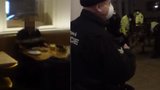 Zátah v otevřené restauraci! Strážníci v Praze 1 nachytali hosty s pivem. „Šlo o pracovní schůzky,“ brání se majitel