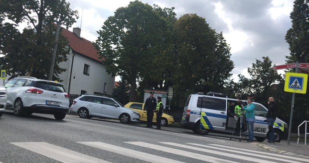 V Horoměřicích srazilo auto chodce s kočárkem se dvěma dětmi.