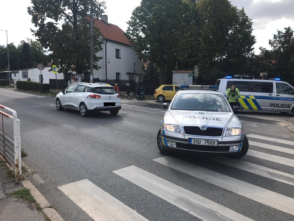 V Horoměřicích srazilo auto chodce s kočárkem se dvěma dětmi.