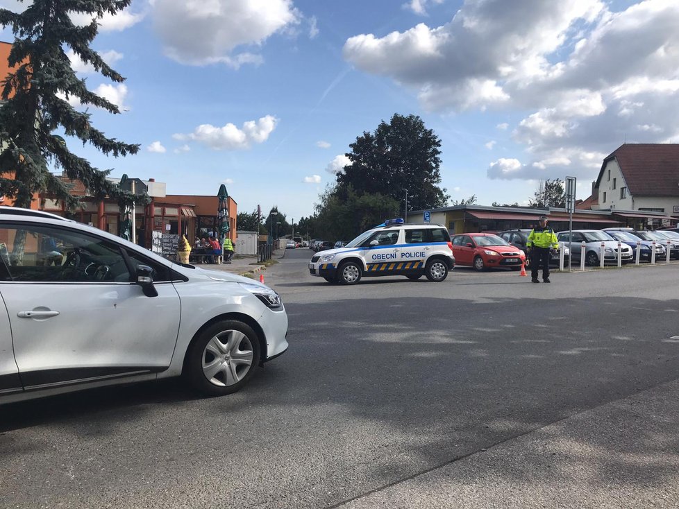 V Horoměřicích srazilo auto chodce s kočárkem se dvěma dětmi.