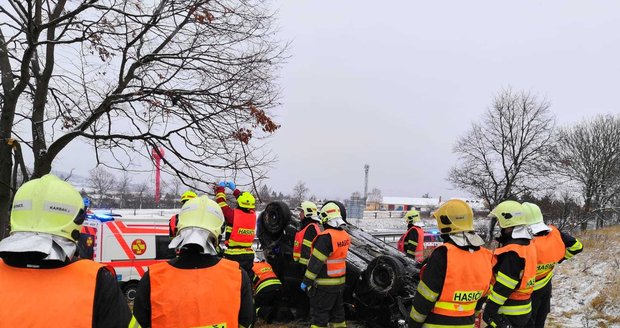 Na dálnici D4 ve směru na Prahu u Mníšku pod Brdy havaroval automobil. Jedna osoba svým zraněním na místě podlehla. 