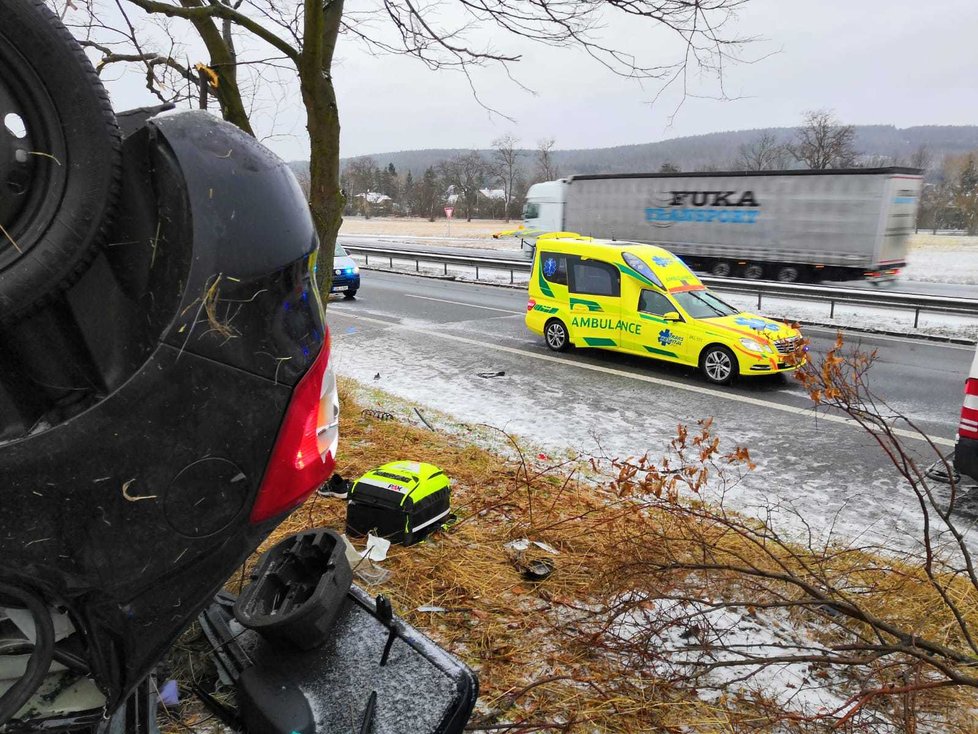 Na dálnici D4 ve směru na Prahu u Mníšku pod Brdy havaroval automobil. Jedna osoba svým zraněním na místě podlehla. 