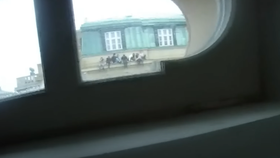 Nové záběry: Snajpr měl vraha z FF na mušce. Zabil se, když se studenti krčili na římse!