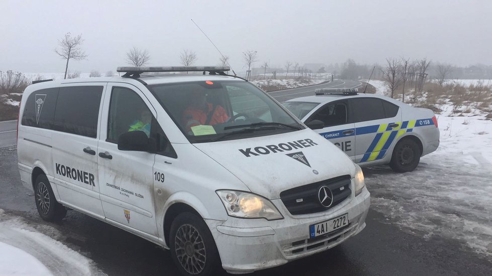 V Hrazanské ulici policisté vyjížděli k nálezu zastřeleného muže v příkopě nedaleko auta.