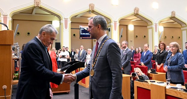 Pražské zastupitelstvo má nové složení. Primátor se zatím volit nebude, dohoda vázne