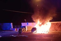 Žhář řádí na Zbraslavi?! V noci shořela tři auta, škoda je 800 tisíc. Není to poprvé