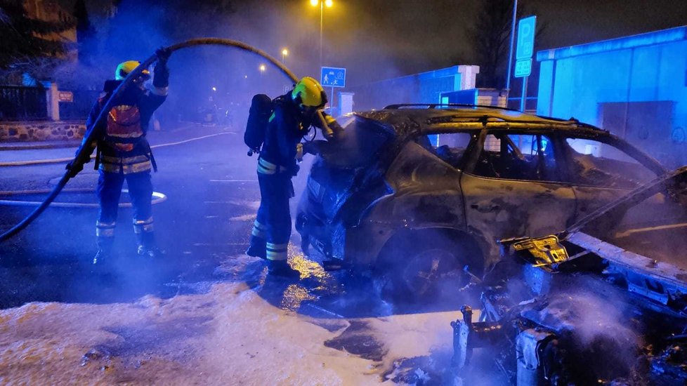 Požár tří aut na Zbraslavi. (20. ledna 2022)