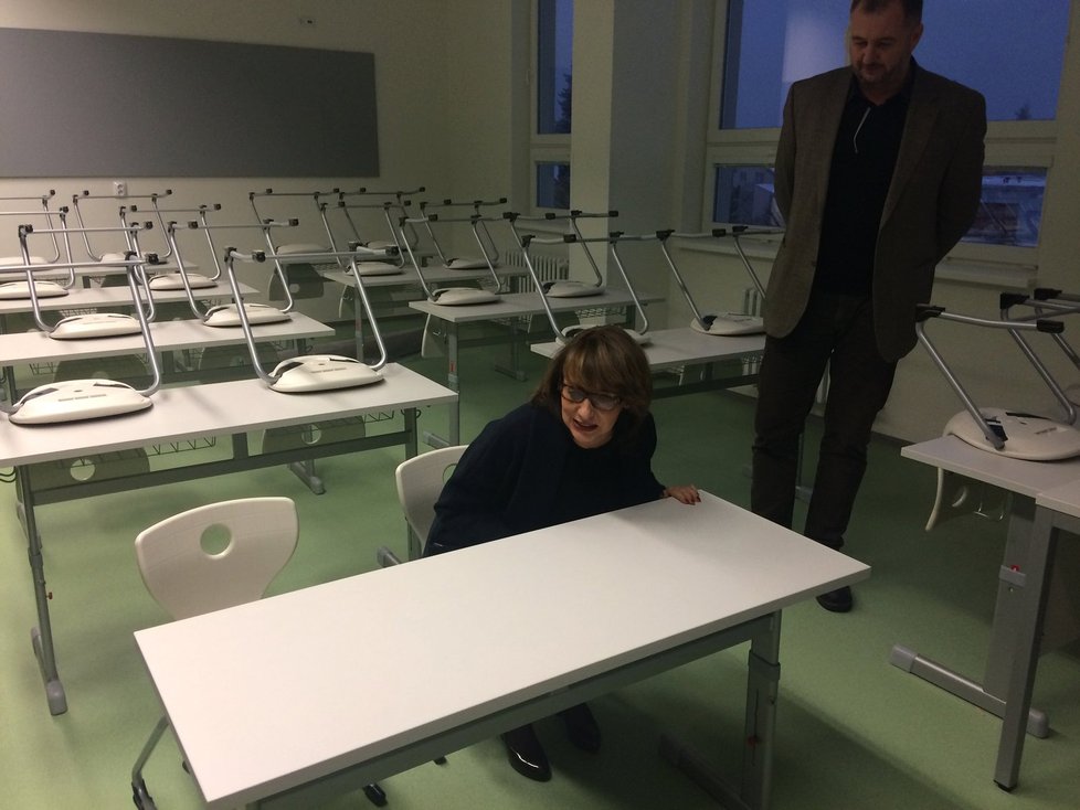 Adriana Krnáčová (ANO) otevřela novou základní školu na Zbraslavi. Tu dělníci postavili za 83 milionů korun během půl roku a vejde se do ní asi 800 žáků.