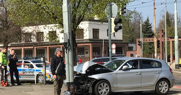 Zdrogovaný řidič ujížděl před policií, pak narazil do sloupu.