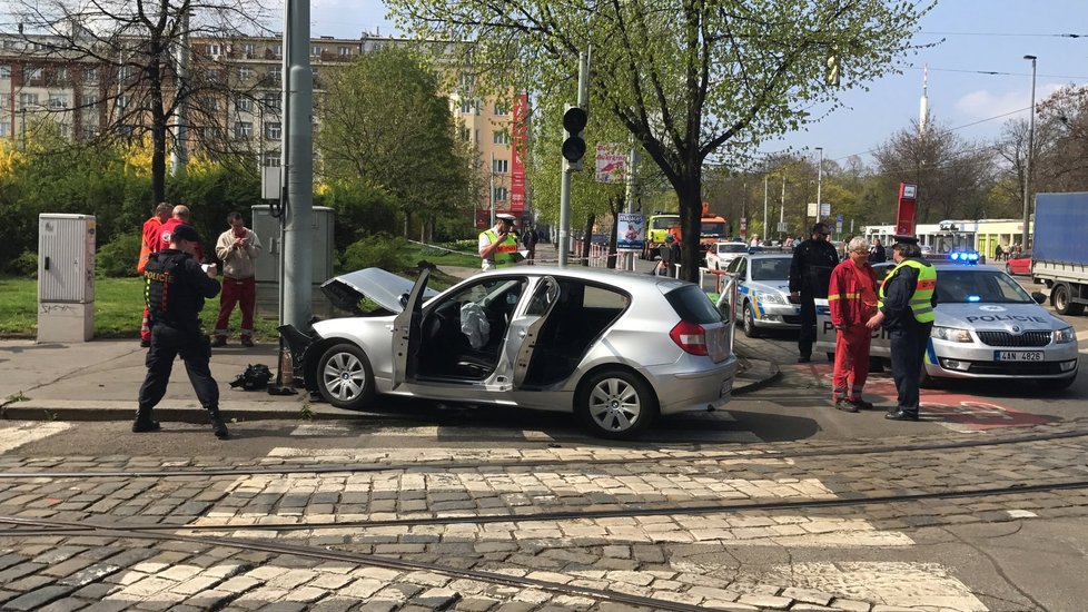 Zdrogovaný řidič ujížděl před policií, pak narazil do sloupu.