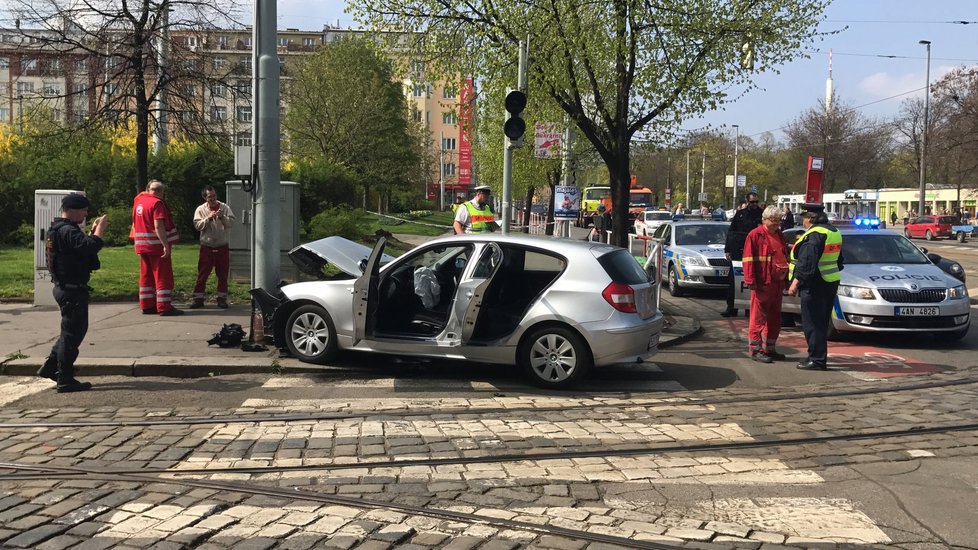 Zdrogovaný řidič ujížděl před policií, pak narazil do sloupu.