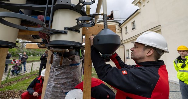 Dělníci instalují opravený Zeissův dalekohled do západní kopule Štefánikovy hvězdárny v Praze. (10. dubna 2024)