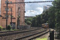 Železniční komplikace v Praze: Porucha trakčního vedení přerušila provoz mezi centrem a Smíchovem