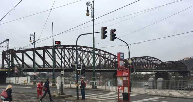 Železniční most v Praze.