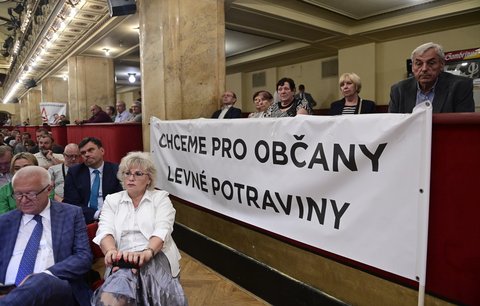Transparenty a trumpety! Zemědělci v Praze protestují proti nastavení dotací, čekají se komplikace