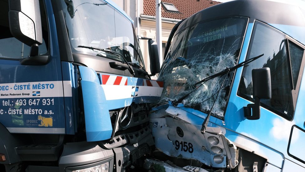 Popelářské auto se srazilo s tramvají, 2. října 2020.