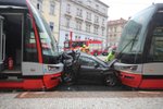Nehoda auta a tramvají v Libni. (14. září 2022)