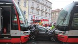 Video z šílené nehody v Libni: Takhle řidič tramvaje sešrotoval auto!