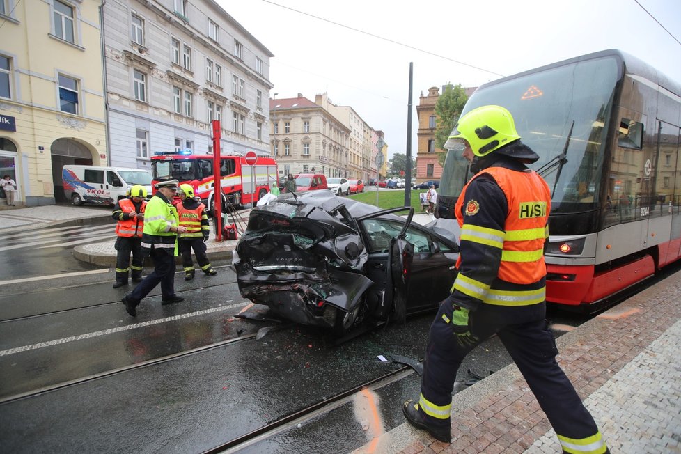 Nehoda auta a tramvají v Libni. (14. září 2022)