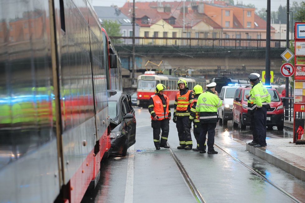 Nehoda auta a tramvají v Libni. (14. září 2022)