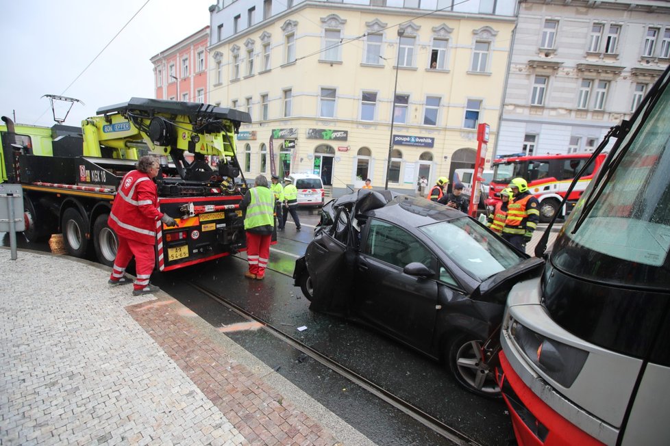 Nehoda auta a tramvají v Libni. (14. září 2022)