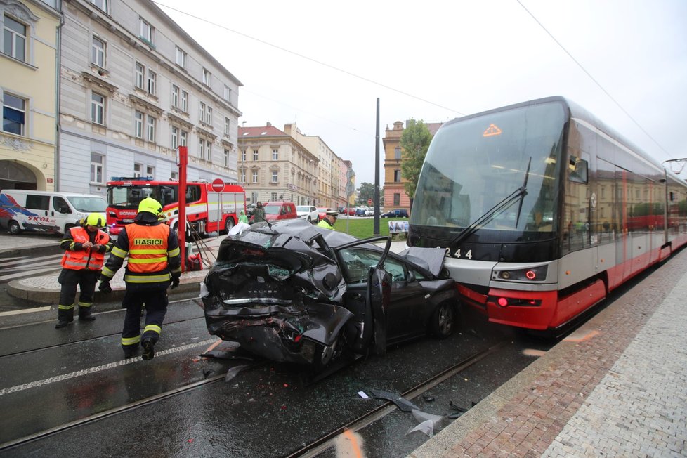 Nehoda auta a tramvají v Libni. (14. září 2022)