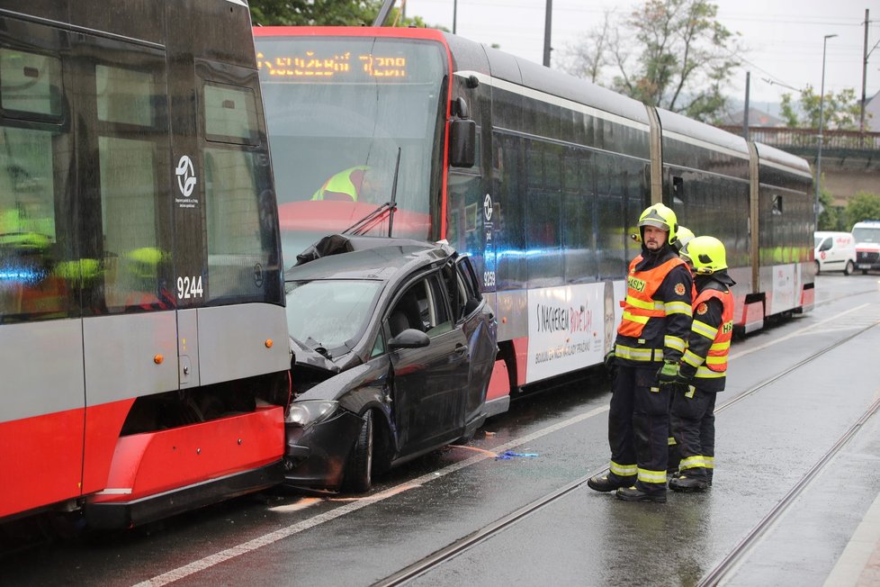 Nehoda auta a tramvají v Libni. (14. září 2022)