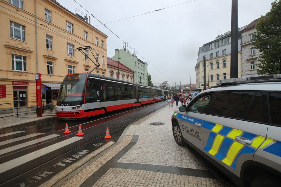 Nehoda auta a tramvají v Libni. (14. září 2022)