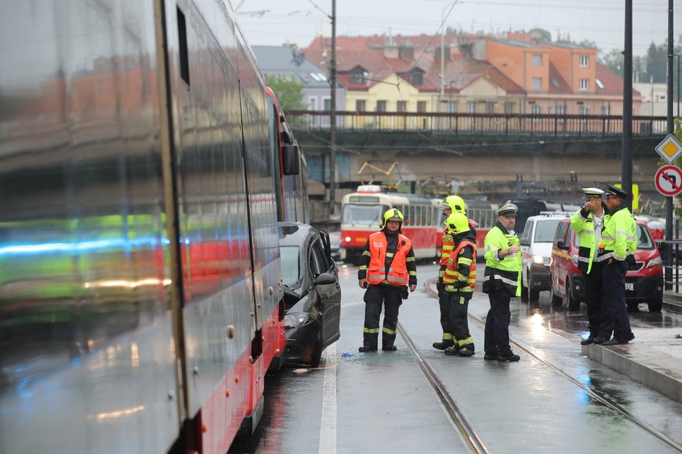 Nehoda auta a tramvají v Libni. (14. září 2022)