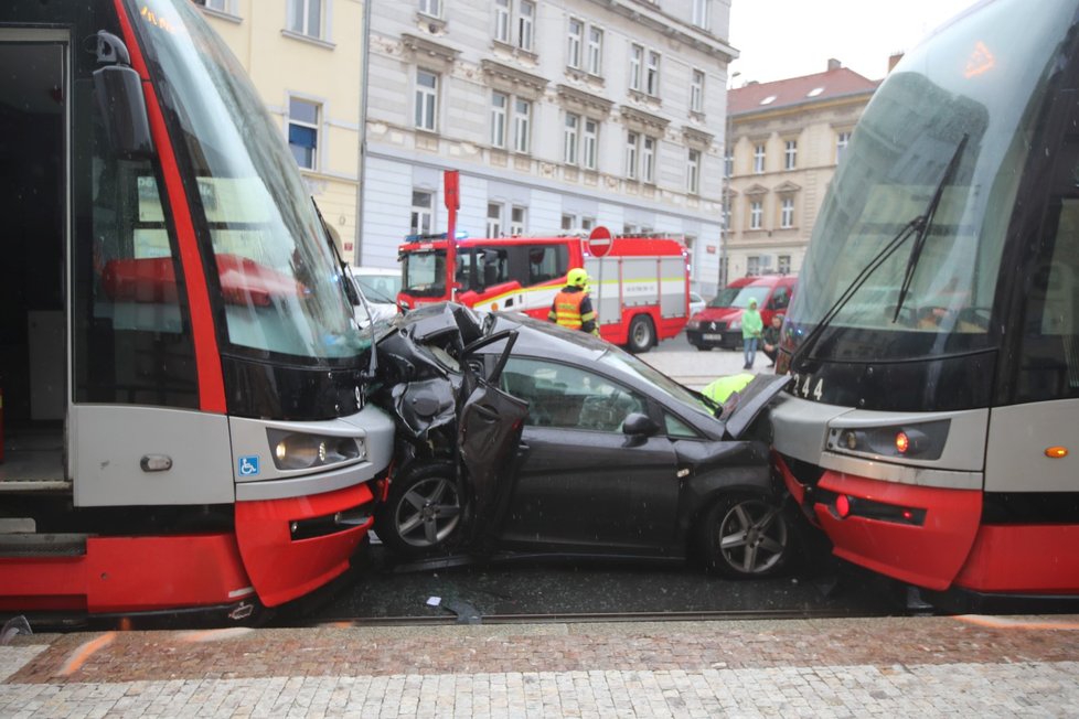 Nehoda auta a tramvají v Libni. (14. září 2022)