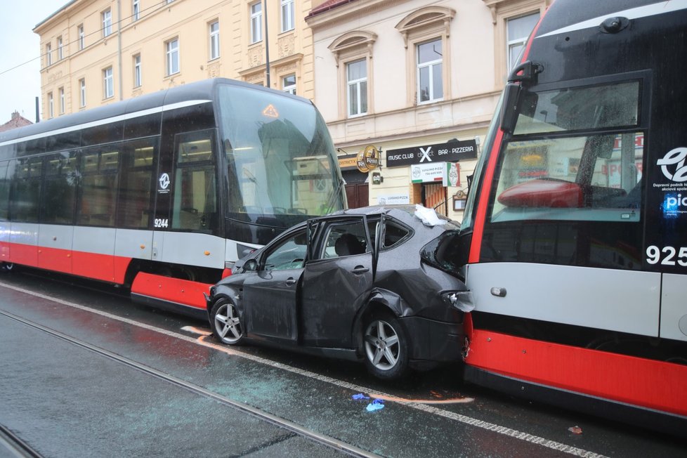 Nehoda auta a tramvají v Libni. (14. září 2022)