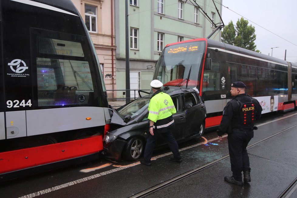 Nehoda auta a tramvají v Libni. (14. září 2022)