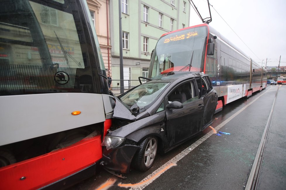 Nehoda auta a tramvají v Libni. (14. září 2022)