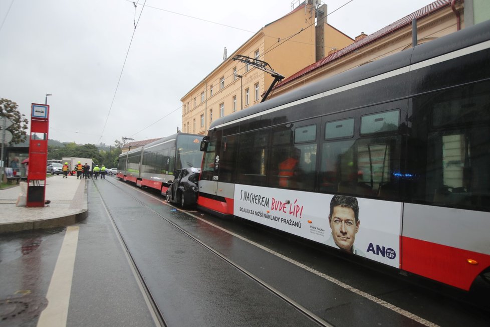 Nehoda auta a tramvají v Libni. (14. září 2022)